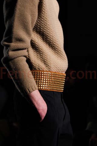 Pulover de lana masculino beige y cinturon ancho color suela con doradas tachas